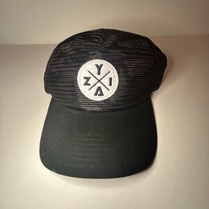 Neat Zyia active trucker hat